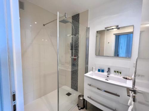 een badkamer met een douche en een wastafel bij Apart-a-Nice : A Breathtaking View on the Sea in Nice