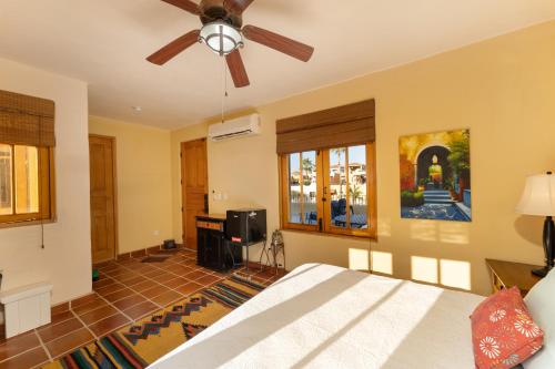 Una cama o camas en una habitación de Casa Juanchi Mountain views and just steps from restaurants, pool, and the beach of Loreto Bay