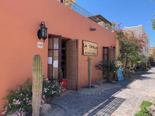 El edificio en el que está la casa vacacional