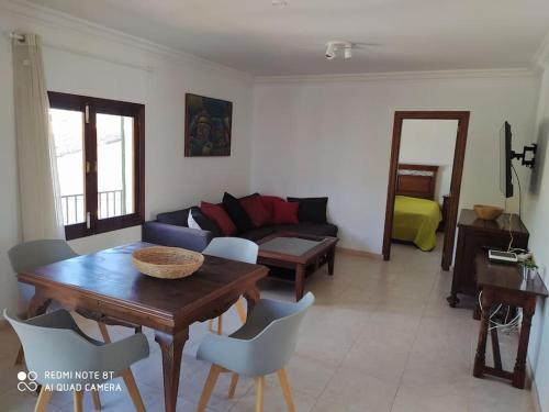 uma sala de estar com uma mesa e um sofá em Flat in Porto Cristo center 350 mt. beach Strand em Porto Cristo
