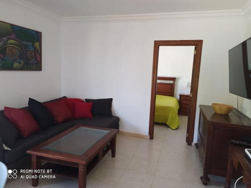 uma sala de estar com um sofá e uma mesa em Flat in Porto Cristo center 350 mt. beach Strand em Porto Cristo