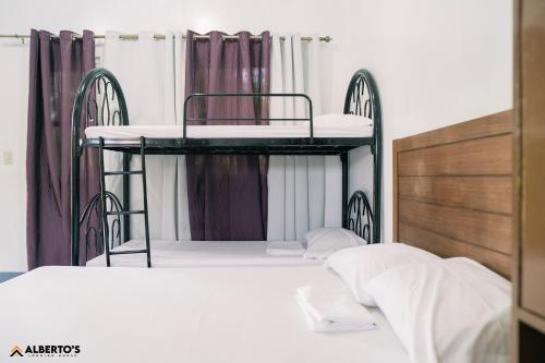una camera con 2 letti a castello e un letto di Alberto's Lodging House a Mariveles