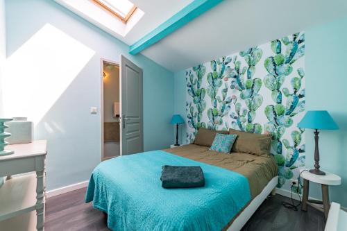 Posteľ alebo postele v izbe v ubytovaní Le Rêve Bleu Majorelle - Duplex sur les toits - Une Nuit à Nîmes
