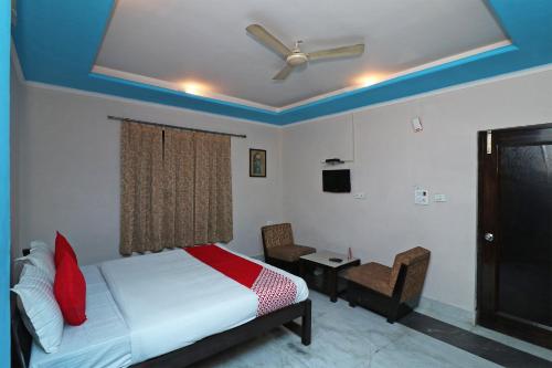 a bedroom with a bed and a desk and a ceiling at OYO 13161 Apni Havali Hotel & Restaurant in Rāmpura
