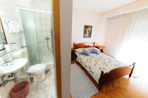 1 dormitorio con 1 cama y baño en Rooms Rajič, en Split