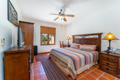 1 dormitorio con 1 cama y TV de pantalla plana en Casa Patricia, en Loreto