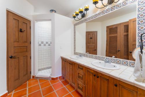 a bathroom with two sinks and a shower at Casa Patricia in Loreto