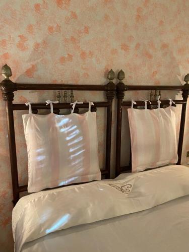 Una cama con dos almohadas encima. en Villa Lu, en Porto Cesareo