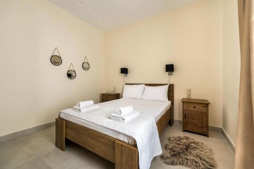 ein Schlafzimmer mit einem Bett, auf dem zwei Handtücher liegen in der Unterkunft Alfa home in Iraklio
