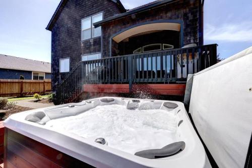 wanna siedząca przed domem w obiekcie New Listing! 3 Bedroom with Hot Tub w mieście Long Beach