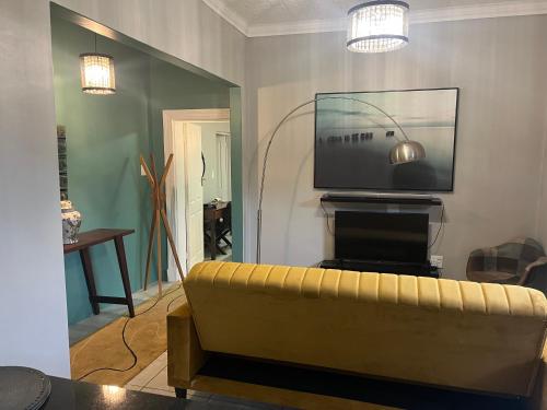 Televisyen dan/atau pusat hiburan di 28 on Symonds Luxstudio 3