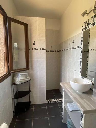 une salle de bain avec un lavabo et une douche dans l'établissement Charmant T2 proche de Corte, à Soveria