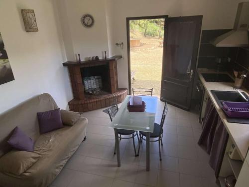 un salon avec un canapé et une table dans l'établissement Charmant T2 proche de Corte, à Soveria