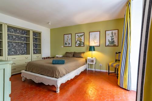 Un dormitorio con una cama y una lámpara. en L'envoutement provençal au cœur de l'écusson - Une Nuit à Nîmes en Nimes