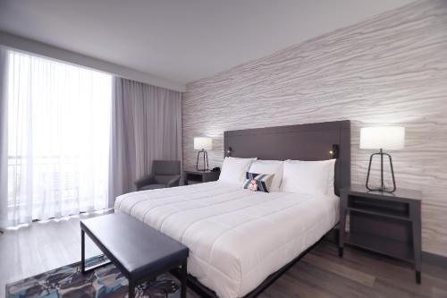 een hotelkamer met een groot bed en een groot raam bij Treasure Bay Casino & Hotel-Adults Age 21 and Above in Biloxi