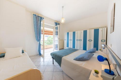 ein Schlafzimmer mit zwei Betten und einem Fenster in der Unterkunft Tiziano Silvi Vacanza in Silvi Marina