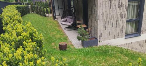 een tuin met een bank naast een gebouw bij Jelskio apartamentai in Vilnius