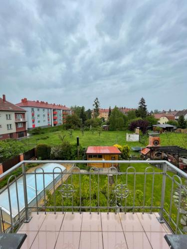 Výhled na bazén z ubytování Apartmán Uherské Hradiště nebo okolí