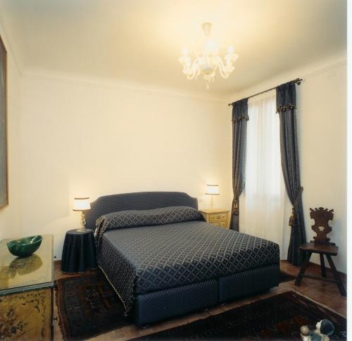 um quarto com uma cama e um lustre em Ca' Angeli em Veneza