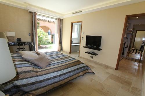TV a/nebo společenská místnost v ubytování Propriété Prestige Mougins Cannes Hammam sauna, DISCOTHEQUE salle de Cinéma