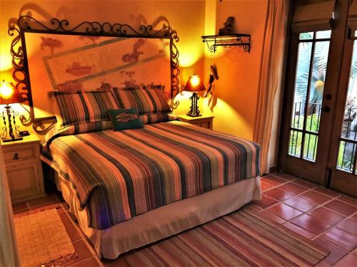 1 dormitorio con 1 cama grande y 2 lámparas en Casa Sierra by Casago, en Loreto