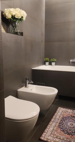 een badkamer met een wit toilet en een wastafel bij Jelskio apartamentai in Vilnius