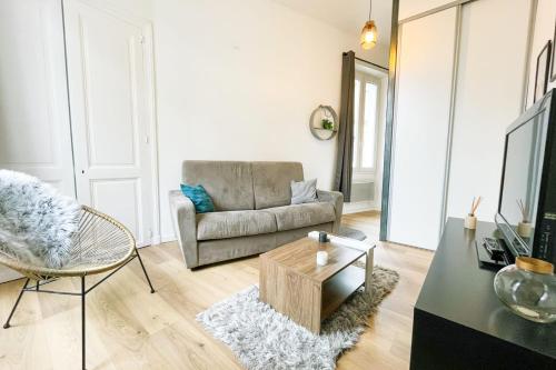 un salon avec un canapé et une table basse dans l'établissement #FK The Altitude Nest, à Grenoble