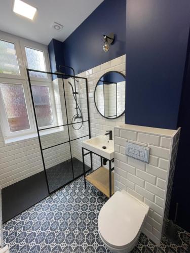 een badkamer met een toilet, een douche en een wastafel bij Apartament Zwycięzców 2 in Stargard