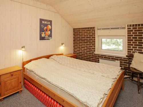 ホにあるThree-Bedroom Holiday home in Blåvand 16のベッドルーム1室(ベッド1台、デスク、窓付)