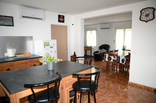 une cuisine et une salle à manger avec une table et des chaises dans l'établissement Gite de 85M2 situé a Sommery de 1 à 6 pers, à Sommery