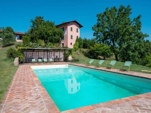 ein Pool vor einem Haus in der Unterkunft lalunanera in Cortazzone