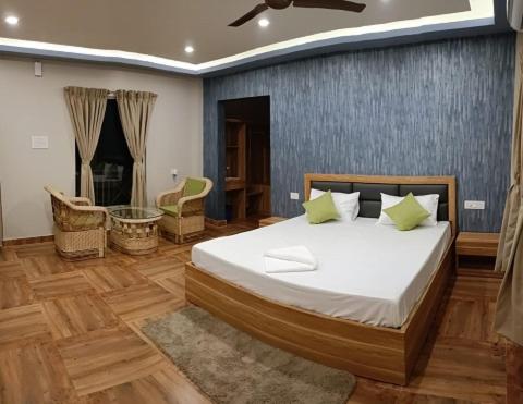 1 dormitorio con 1 cama grande en una habitación en Vanbilas Family Tourism, en Chālsa Mahābāri