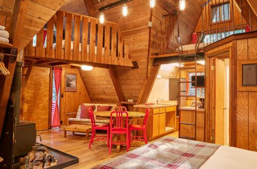 een eetkamer met een tafel en stoelen in een hut bij Big Sur Campground and Cabins in Big Sur