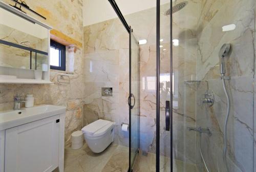 y baño con ducha, aseo y lavamanos. en Ader villa 6 en Fethiye