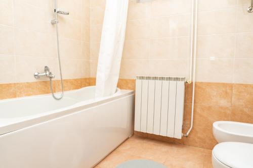 ein Badezimmer mit Badewanne, Toilette und Waschbecken in der Unterkunft Apartment Stella Marina in Rabac