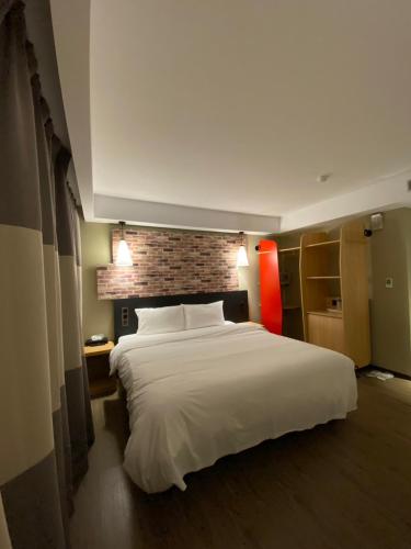 Una cama o camas en una habitación de 苓旅中山館-Lininn ZhongShan