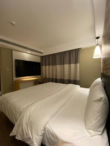 Una cama o camas en una habitación de 苓旅中山館-Lininn ZhongShan