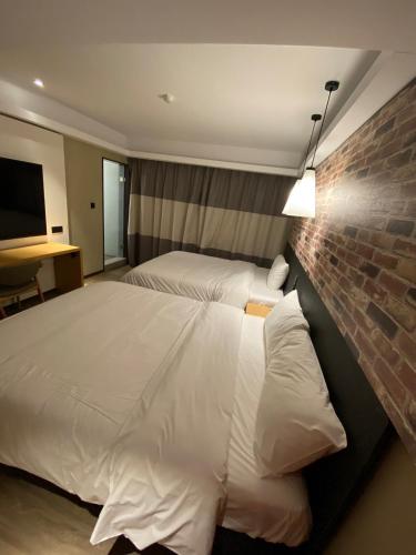 Una cama o camas en una habitación de 苓旅中山館-Lininn ZhongShan