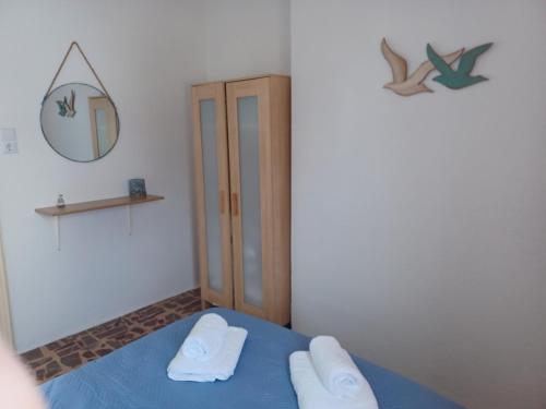 リプシにあるOrizodasの青いベッド1台(白いタオル2枚付)が備わる客室です。