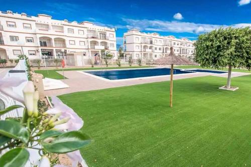 un patio con piscina y un edificio en Casa Flamingo Private Residence, en Orihuela