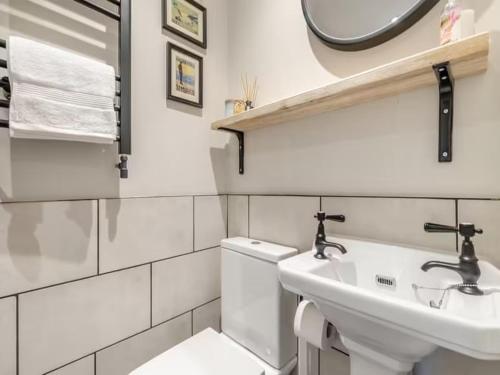 Bilik mandi di Cottage in the heart of the Peak District
