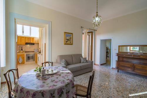 ein Wohnzimmer mit einem Tisch und einem Sofa in der Unterkunft Casa Ermelinda in Massa Lubrense