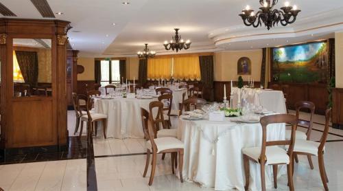 a dining room with tables and chairs with white table cloth at Albergo Ristorante Uliveto in Veroli