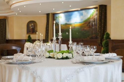 a white table with glasses and flowers on it at Albergo Ristorante Uliveto in Veroli