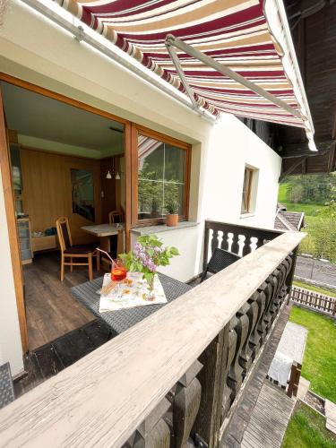 ein Deck mit einem Holzgeländer und einem Tisch darauf in der Unterkunft Ferienwohnung Lisal in Mutters
