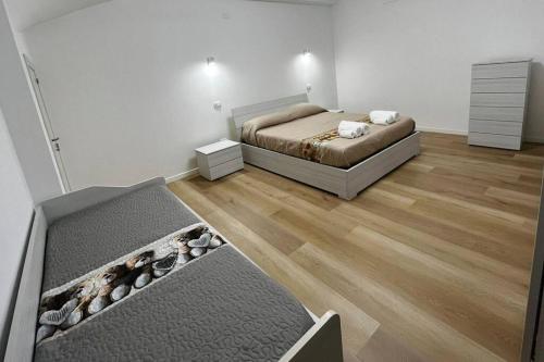 1 dormitorio con 1 cama y una caja de rocas en Sunrise beach home, en Quartu SantʼElena