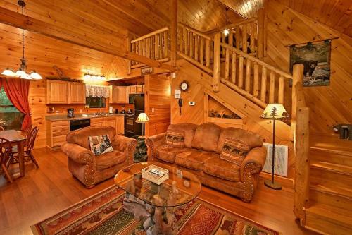 - un salon avec des canapés et une table dans une cabine dans l'établissement A Bear's Eye View #251, à Sevierville