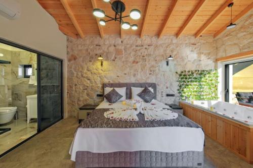 1 dormitorio con 1 cama grande y bañera en Ader villa 3 en Fethiye