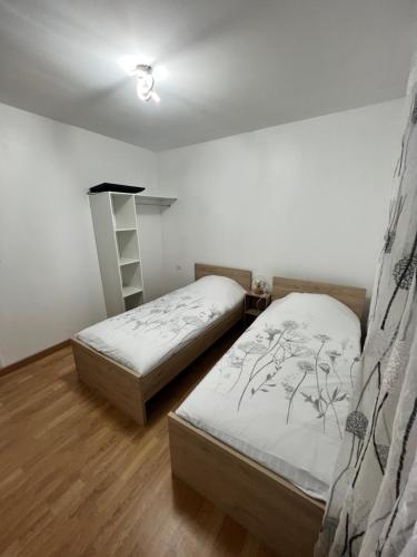 Zimmer mit 2 Betten und einer Leiter in der Unterkunft Maison de vacances à 2km de la mer in Canet-en-Roussillon