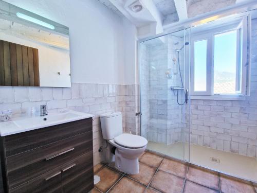 uma casa de banho com um WC, um lavatório e um chuveiro em EL BOTIJO Las puertitas rojas em Ubrique